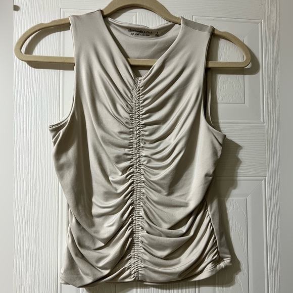 Abercrombie & Fitch Sleek Seamless Ruched Top. Color: taupe. Size: small - Picture 2 of 4